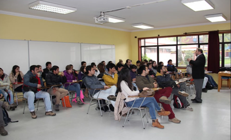 Responsable comercial de SALFA se reúne con alumnos